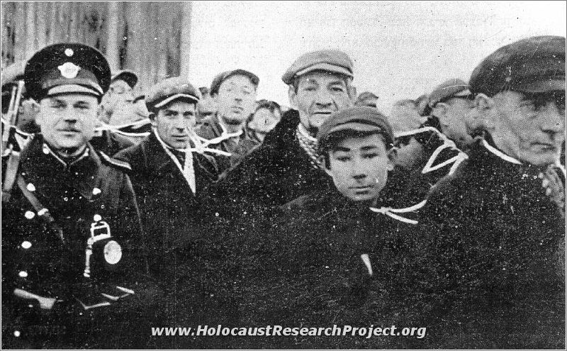 Jewish men being taken to the Majdanek camp, tied together with ropes around their necks.